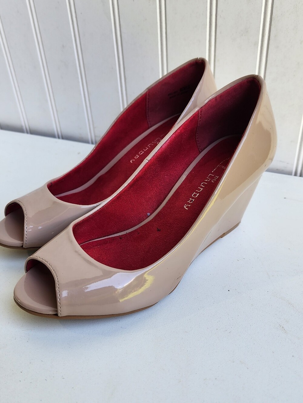 Chinese Laundry Women's Beige Nude Tan Solid Wedge Shoes Patent Leather Sz 6 - Picture 6 of 9